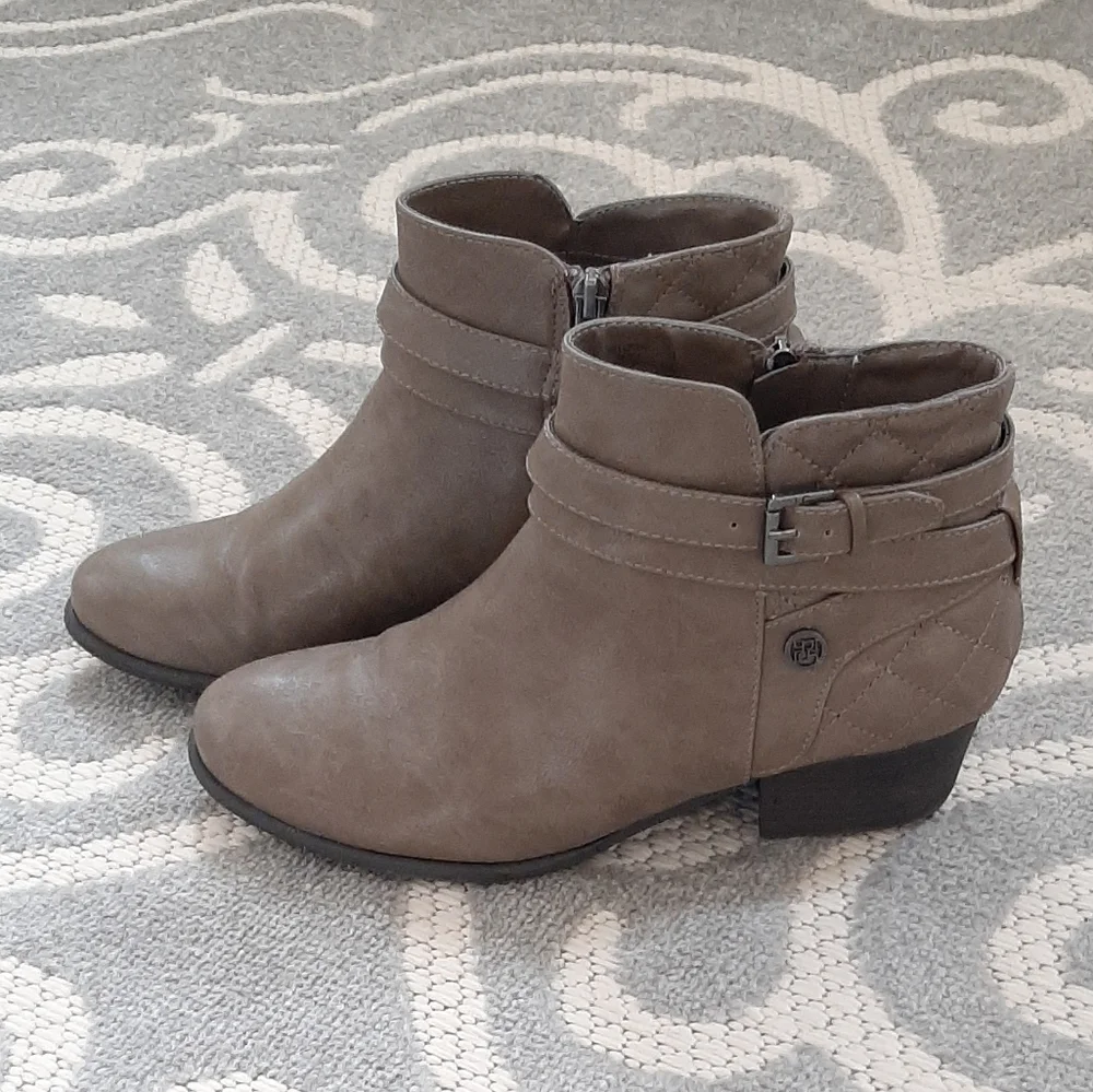 LIZ CLAIBORNE taupe ankle zip buckle boots. SIZE 8.